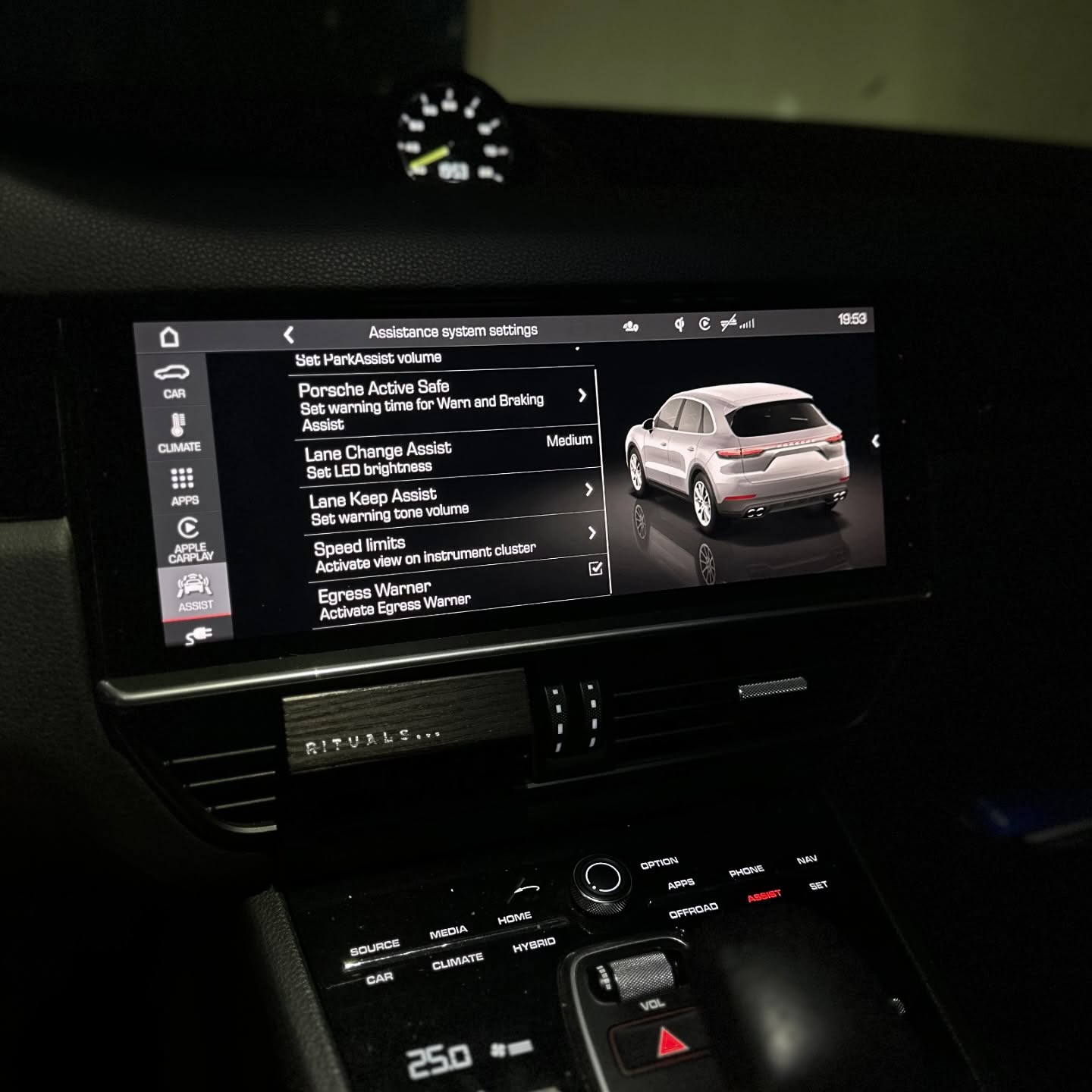 Porsche Panamera tehasesüsteem enne CarPlay aktiveerimist